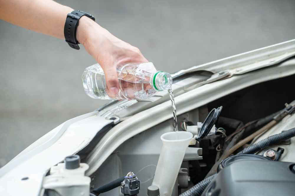 Au quotidien. Peut-on mettre de l'eau du robinet dans le radiateur de sa  voiture ?