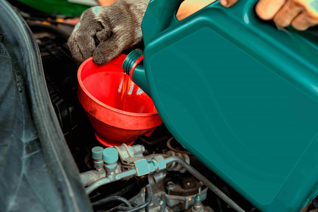 Choisir l'huile idéale pour votre tracteur : Une étape essentielle. 